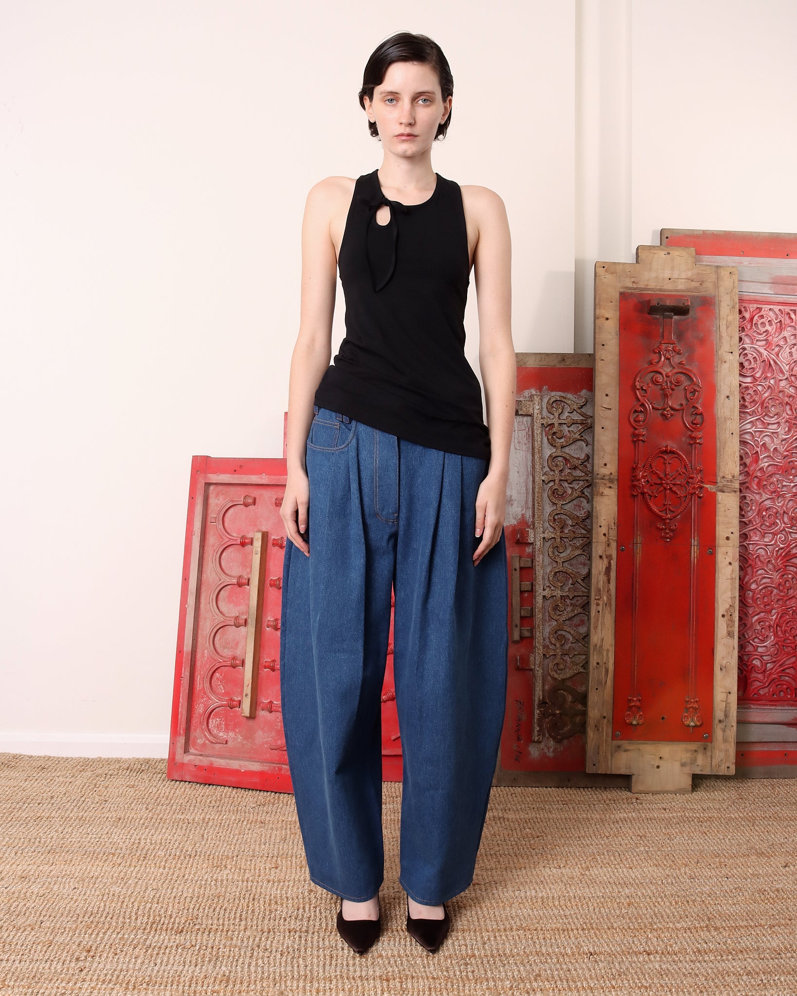 A model wears the black 'Cochrane' Vest untucked.